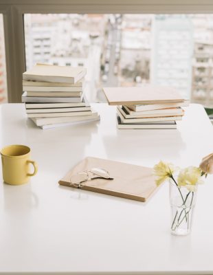 ksiazki-i-dekoracje-na-stole-w-poblizu-okna